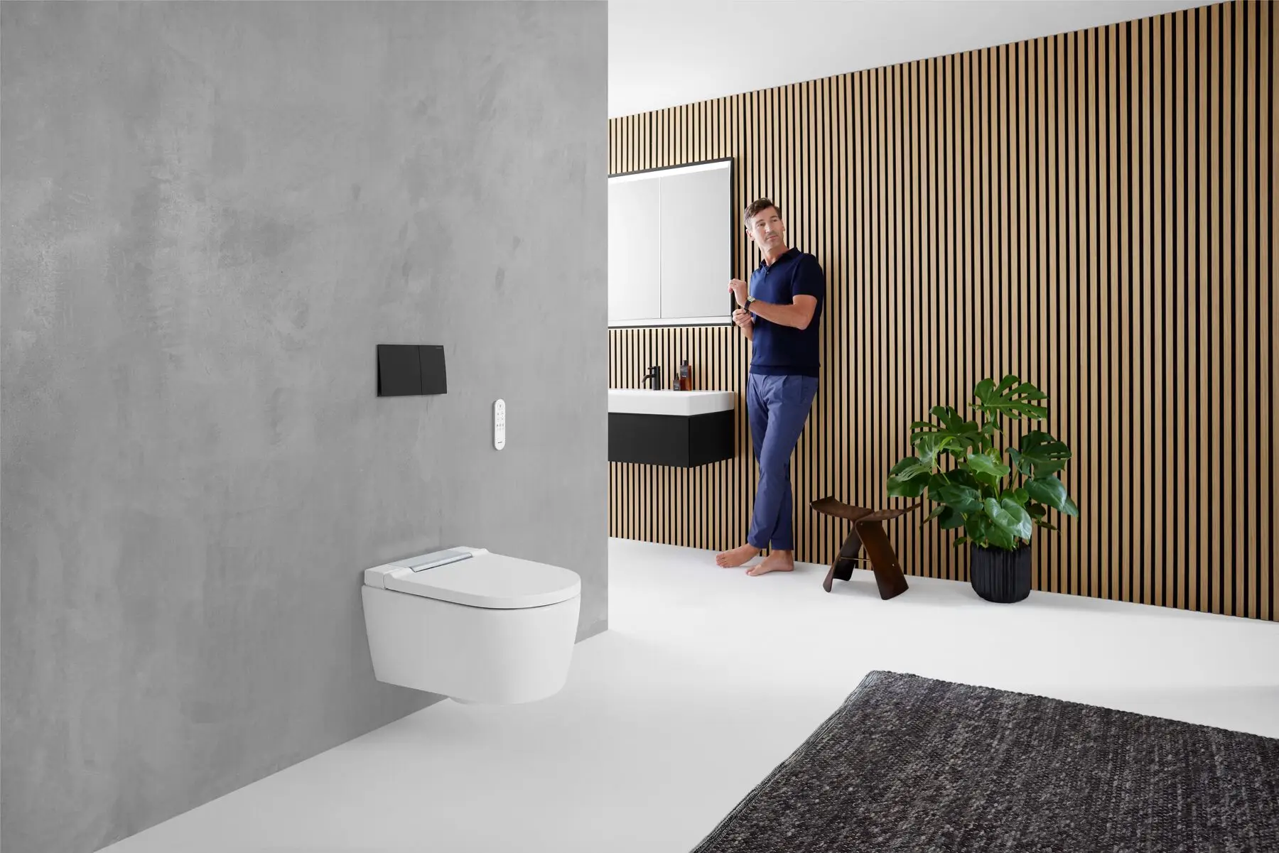 Geberit AquaClean Sela bílá lesklý chrom v moderní koupelně